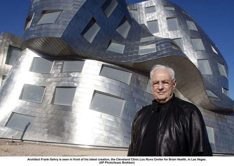 Frank Gehry 800x567 - Frank Gehry kiến trúc sư nổi tiếng trường phái kiến trúc giải toả với những đường con tròn trịa